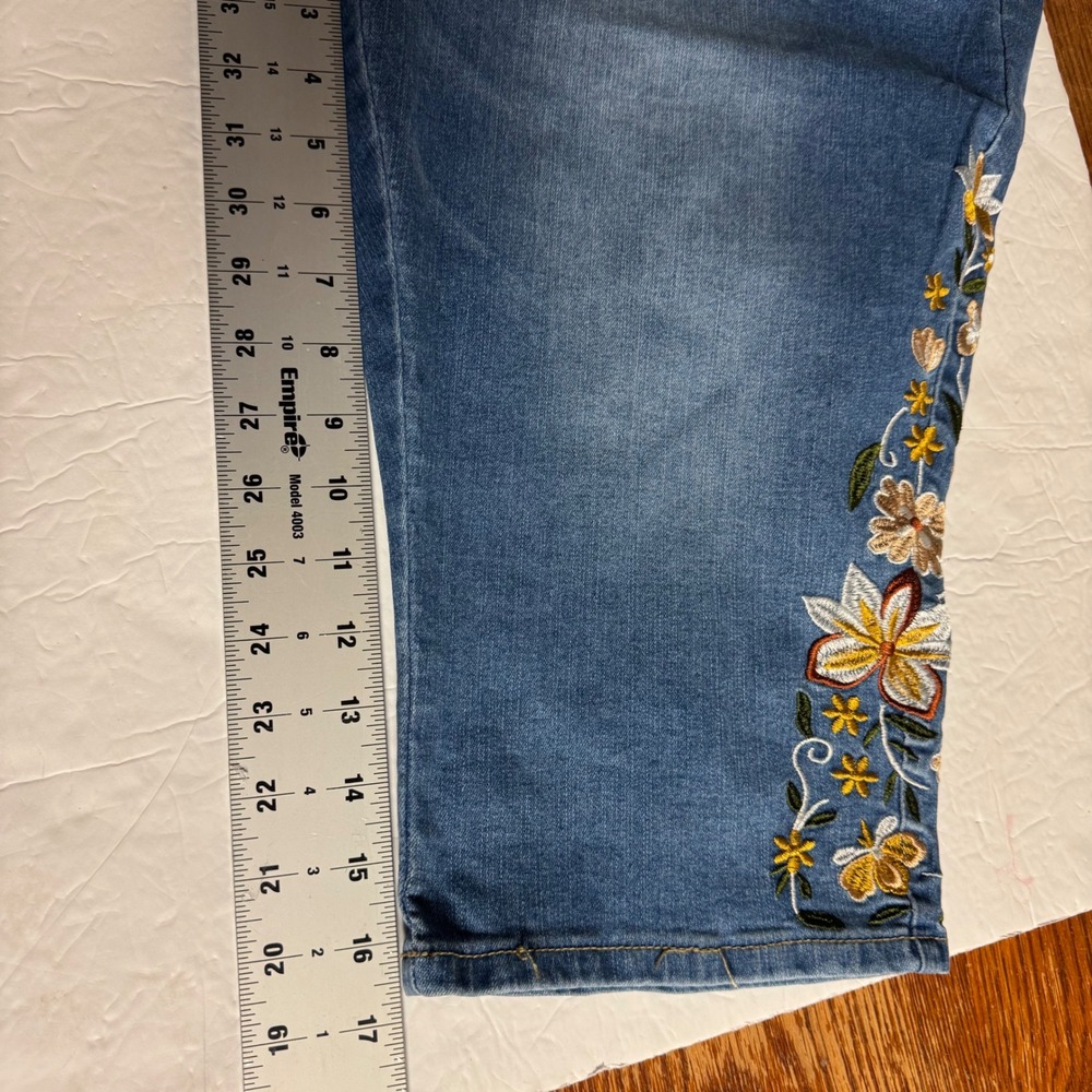 9th & Main Womens 22W Mid Rise Capri Jeans Floral Embroidered Medium Wash Denim - Picture 6 of 8